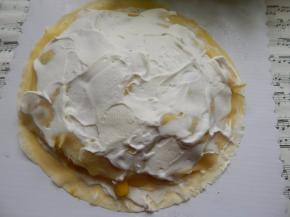 盖上千层皮在抹上奶油