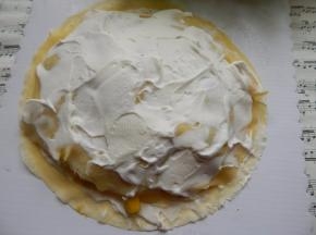 盖上千层皮在抹上奶油