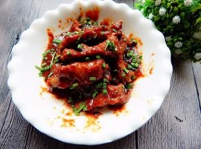 出锅前撒上小葱