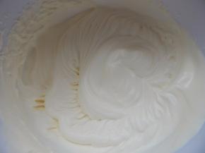 淡奶油加入50克白糖