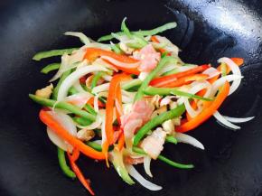 放入炒好的青红椒丝洋葱丝