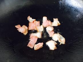 锅里留底油，放入培根片，把培根片煎到变色，边稍稍打卷。