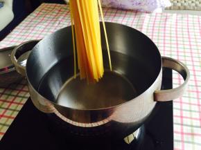 温馨提示：煮意面时如果用图中的小锅，请在水开后垂直放入意面。