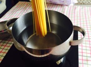 温馨提示：煮意面时如果用图中的小锅，请在水开后垂直放入意面。