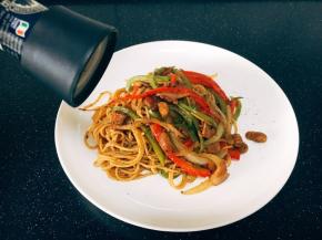 盛出后在黑胡椒意面上撒少许黑胡椒碎。