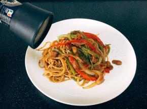 盛出后在黑胡椒意面上撒少许黑胡椒碎。
