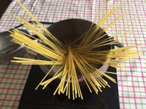 放入后，意面自然散开，然后意面慢慢变软都浸在水里。