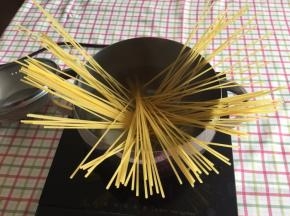 放入后，意面自然散开，然后意面慢慢变软都浸在水里。