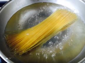 温馨提示，如果是用图中这种大锅，水开后直接放入意面。