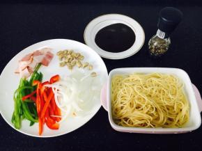 青红椒和洋葱切丝
培根切2厘米的小片
牛肉粒解冻
准备好黑胡椒酱、黑胡椒碎、煮好的意面。