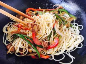 放入煮好的意面，倒入50g左右的水，翻炒均匀，煮开后稍稍收汁。