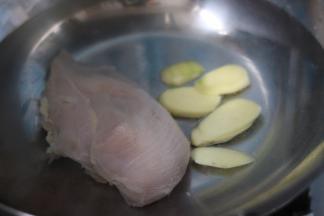鸡胸肉洗干净，放入锅里，加入姜片，料酒数滴，煮半小时，用筷子能插透。煮的时候有浮沫用勺子漂出。