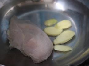 鸡胸肉洗干净，放入锅里，加入姜片，料酒数滴，煮半小时，用筷子能插透。煮的时候有浮沫用勺子漂出。