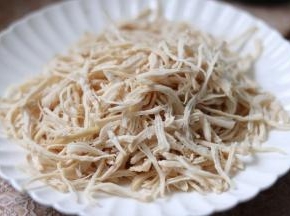 煮熟得鸡胸肉，放凉后撕成鸡丝。