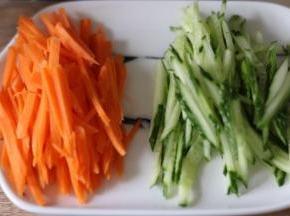 胡萝卜切丝，黄瓜切丝。