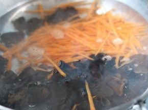 把胡萝卜丝和木耳切丝，放锅里开水里煮三分钟，捞出冷水冲下控水。