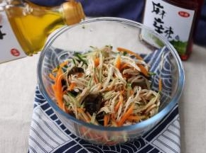 把鸡丝，胡萝卜丝，黄瓜丝，木耳丝放入料理盆，加入美极鲜，凉拌醋，盐，细砂糖，仲景花椒油拌匀。