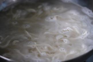 放入沸水里煮熟，大约三分钟。