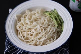 放凉装盘，加上切好的黄瓜丝。