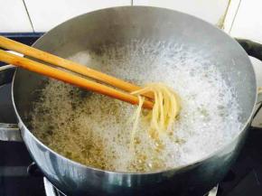 煮意面
水开后放1小勺盐，再放入意面，把火调到水开而又不溢出来的状态，煮约6～10分钟。
我煮了6分钟，面芯还有个小白点时就捞出来了，然后用凉白开水过凉，沥干水分，放2滴橄榄油拌匀。
煮意面时请参考包装袋上的煮面时间说明。