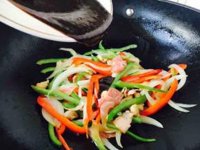 倒入黑胡椒酱，翻炒均匀。