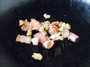 放入牛肉粒翻炒两下