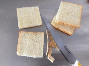 准备吐司片，边缘切掉