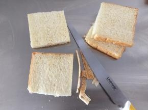 准备吐司片，边缘切掉