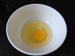 将鸡蛋磕入碗中