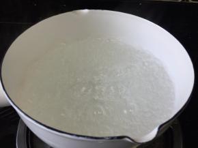 冷水倒入锅中，大火煮开