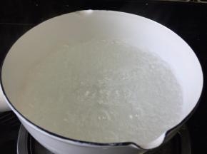 冷水倒入锅中，大火煮开