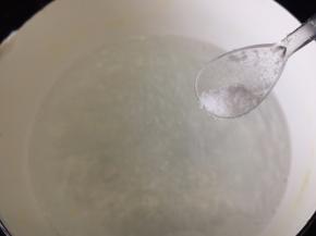 调成中小火，放入盐和醋