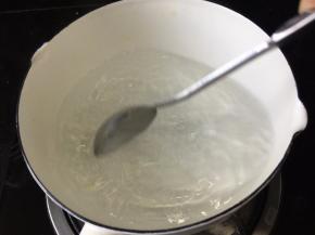 用大勺子在水中制造出大的漩涡（小心别烫着了）