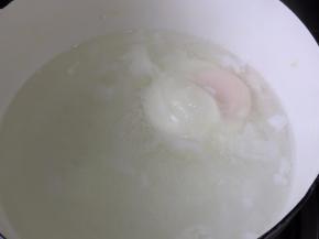 在漩涡中间倒入鸡蛋，让漩涡水整理好鸡蛋，中小火煮5-6分钟