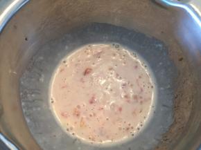 番茄酱和沙拉酱拌匀