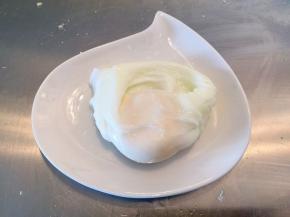 用漏勺捞起鸡蛋