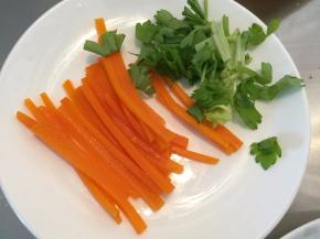 胡萝卜切细条，放入刚才的锅中煮熟，过一下冷开水