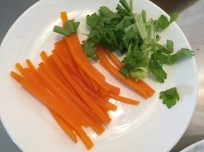胡萝卜切细条，放入刚才的锅中煮熟，过一下冷开水