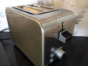 吐司片放入多士炉加热