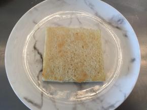 将吐司片平铺在盘中