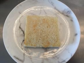 将吐司片平铺在盘中