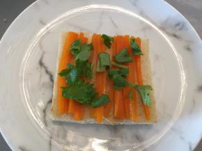 放上胡萝卜丝！芹菜叶（可换成自己喜欢的蔬菜）