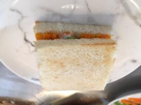 盖上另一片烤好的吐司片