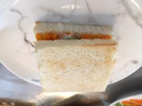 盖上另一片烤好的吐司片