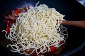 再倒入之前准备的面条，翻炒均匀