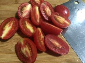 圣女果对半切开。