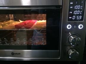 烤箱预热10分钟，上下火100度，中层，时间60分钟。