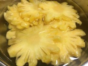 盆中放入适量的水，放入适量的盐搅拌至盐完全融合，放入菠萝浸泡20分钟。