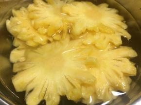 盆中放入适量的水，放入适量的盐搅拌至盐完全融合，放入菠萝浸泡20分钟。