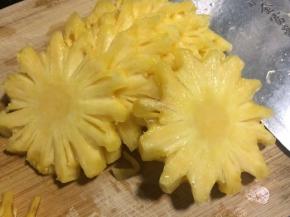 把菠萝切厚度一致的薄片。